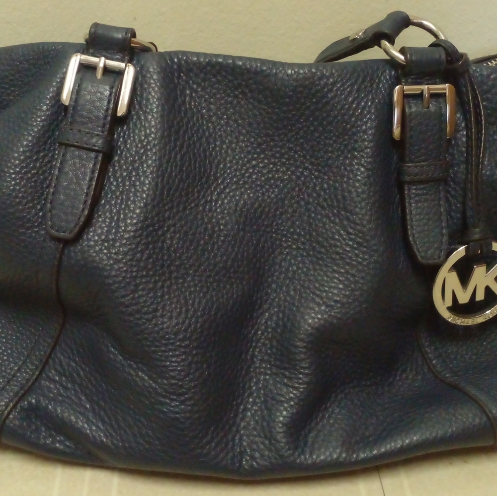 2 Michael Kors purses - Picture 2 of 10